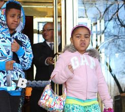 Timbaland leaves his NYC hotel with his two kids Reign and Frankie