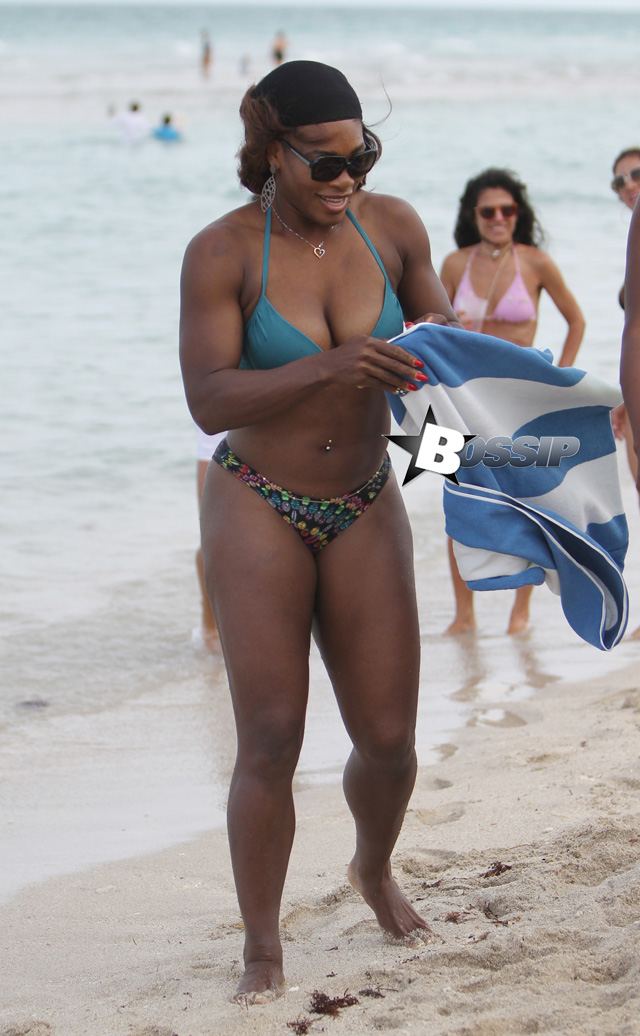 restjes Bedrijf trog Serena Williams Splashes It Up In A Bikini In South Beach With Friend