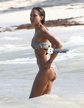 Jessica Alba shows off her bikini body in Mexico on July 11, 2014. Jessica and her husband Cash Warren showed off their love for each other along with their fit physiques while enjoying their Mexican vacation!