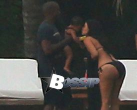 21 Jul 2014, Mexico ---Kim Kardashian takes a walk on the beach in Mexico with Kanye West and baby North Pictured: Kim Kardashian takes a walk on the beach in Mexico with Kanye West and baby North --- Image by © Splash News/Splash News/Corbis