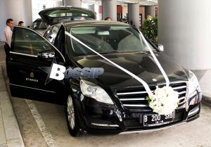 Just married couple Ashlee Simpson and Evan Ross touch down at Ngurah Rai International Airport after tying the knot days before in America. The newlyweds got a warm welcome from greeters and VIP driving service, that had their car dressed with "Just Married" decorations for their honeymoon. The happy couple tried to go unnoticed, bowing their heads while holding hands on their way out to their waiting car.