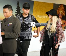 Just married couple Ashlee Simpson and Evan Ross touch down at Ngurah Rai International Airport after tying the knot days before in America. The newlyweds got a warm welcome from greeters and VIP driving service, that had their car dressed with "Just Married" decorations for their honeymoon. The happy couple tried to go unnoticed, bowing their heads while holding hands on their way out to their waiting car.