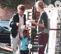 Couple Charlize Theron & Sean Penn stop to get some frozen yogurt with Charlize's son Jackson on November 19, 2014 in Hollywood, California. Charlize and Sean are enjoying some time off after working hard together filming their new project 'The Last Face' in South Africa. FameFlynet