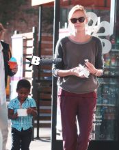 Couple Charlize Theron & Sean Penn stop to get some frozen yogurt with Charlize's son Jackson on November 19, 2014 in Hollywood, California. Charlize and Sean are enjoying some time off after working hard together filming their new project 'The Last Face' in South Africa. FameFlynet