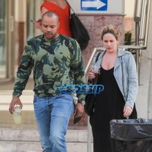 Donald Faison and pregnant CaCee Cobb enjoy a lunch date at Tender Greens in Studio City.