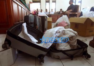 A suitcase in which the dead body of American Heather Mack's mother was found is shown as an evident in a courtroom during a witness trial of American couple Mack and her boyfriend Tommy Schaefer at Denpasar district court in Bali, Indonesia Wednesday, Feb. 4, 2015