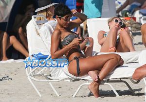 Nicole Murphy shows off her bikini body as she spends the day at the beach in Miami with David McIntosh and friends.