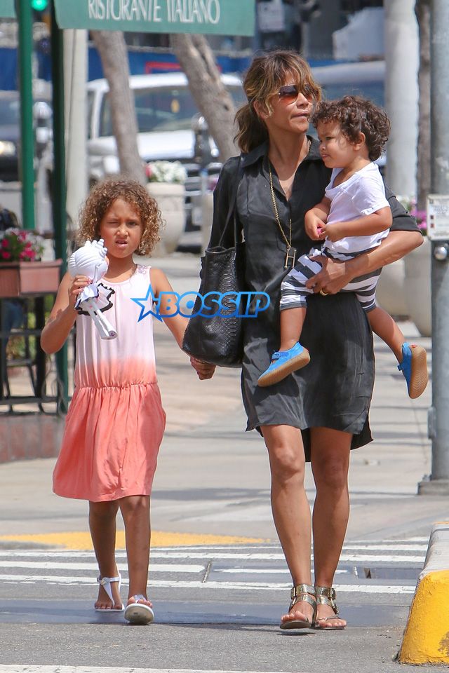 page-6-of-7-mom-life-halle-berry-wears-wedding-band-amber-rose