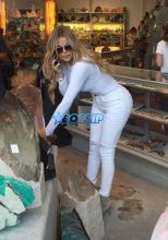 Khloe Kardashian crystal shop los angeles malika haqq filming Keeping Up With The Kardashians big butt WENN