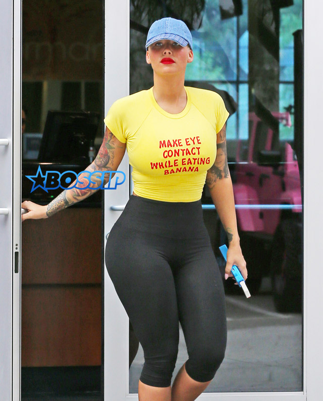 FameFlynetPictures Amber Rose hips gym yellow tee day of Kanye Beef 1/27 yellow shirt make eye contact while eating a banana