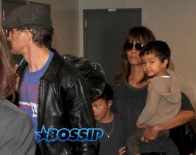 AKM-GSI Halle Berry Olivier Martinez Nahla Aubry Maceo Martinez catch a flight at LAX