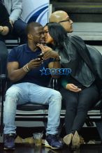 AKM-GSI Kevin Hart Eniko Parrish kiss court side Los Angeles Clippers Oklahoma City Thunder game