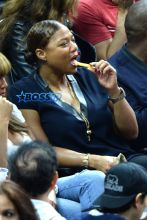AKM-GSI Queen Latifah friends Los Angeles Clippers eating fries and chicken nuggets