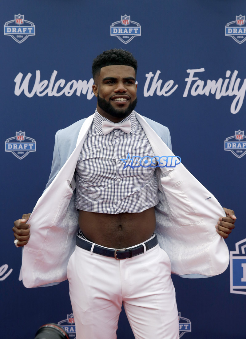 Ohio Stateís Ezekiel Elliott poses for photos upon arriving for the first round of the 2016 NFL football draft at the Auditorium Theater of Roosevelt University, Thursday, April 28, 2016, in Chicago. (AP Photo/Nam Y. Huh)