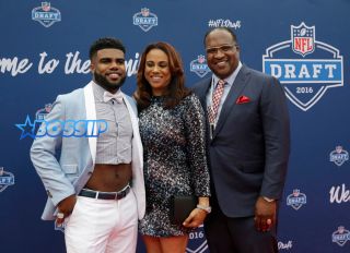 Ohio Stateís Ezekiel Elliott poses for photos upon arriving for the first round of the 2016 NFL football draft at the Auditorium Theater of Roosevelt University, Thursday, April 28, 2016, in Chicago. (AP Photo/Nam Y. Huh)