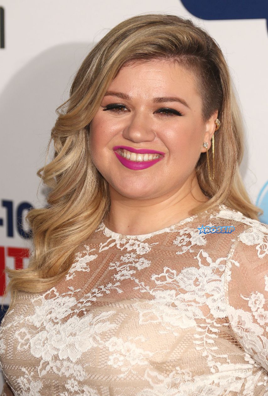Kelly Clarkson Gives Birth