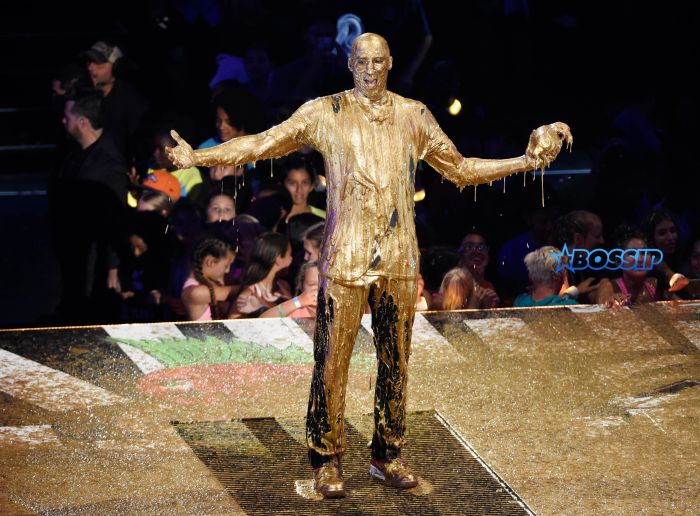 Retired NBA basketball player and Legend Award recipient Kobe Bryant poses after being "slimed" onstage during the 2016 Kids' Choice Sports Awards at Pauley Pavilion on Thursday, July 14, 2016, in Los Angeles. (Photo by Chris Pizzello/Invision/AP)