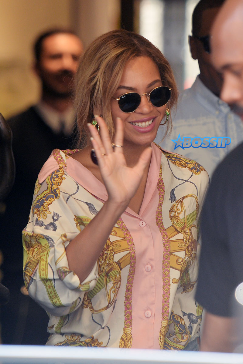 SplashNews Via Montenapoleone Beyonce Knowles - Carter shopping in Milan with Jay Z Shawn Carter Roberto Cavalli Gucci
