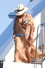 AKM-GSI Beyonce Jay-Z Blue Ivy Carter Julius De Boer Capri Italy Boat Sunglasses black and white cut out swimsuit cleavage sunhat