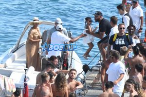 AKM-GSI Beyonce Jay-Z Blue Ivy Carter Julius De Boer Capri Italy Boat Sunglasses black and white cut out swimsuit cleavage sunhat