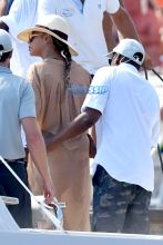 AKM-GSI Beyonce Jay-Z Blue Ivy Carter Julius De Boer Capri Italy Boat Sunglasses black and white cut out swimsuit cleavage sunhat