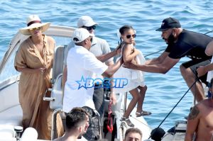 AKM-GSI Beyonce Jay-Z Blue Ivy Carter Julius De Boer Capri Italy Boat Sunglasses black and white cut out swimsuit cleavage sunhat