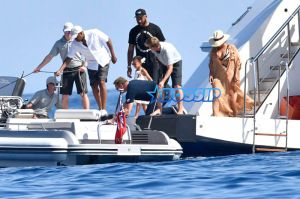 AKM-GSI Beyonce Jay-Z Blue Ivy Carter Julius De Boer Capri Italy Boat Sunglasses black and white cut out swimsuit cleavage sunhat