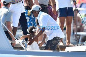 AKM-GSI Beyonce Jay-Z Blue Ivy Carter Julius De Boer Capri Italy Boat Sunglasses black and white cut out swimsuit cleavage sunhat