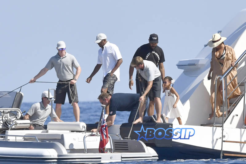 AKM-GSI Beyonce Jay-Z Blue Ivy Carter Julius De Boer Capri Italy Boat Sunglasses black and white cut out swimsuit cleavage sunhat
