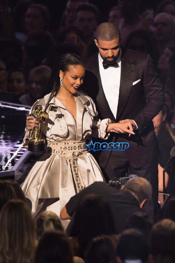 Drake, right, helps Rihanna leave the stage at the MTV Video Music Awards at Madison Square Garden on Sunday, Aug. 28, 2016, in New York. (Photo by Charles Sykes/Invision/AP)