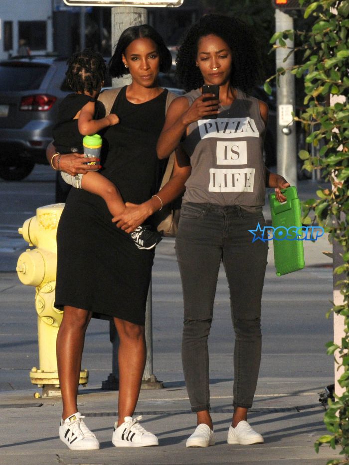 52187616 Singer Kelly Rowland and her son Titan spotted out with a friend in West Hollywood, California on September 27, 2016. The trio stopped to take numerous selfies before heading on their way. FameFlynet, Inc - Beverly Hills, CA, USA - +1 (310) 505-9876