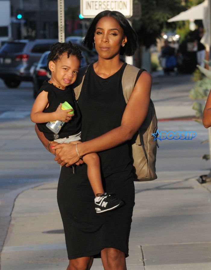 52187626 Singer Kelly Rowland and her son Titan spotted out with a friend in West Hollywood, California on September 27, 2016. The trio stopped to take numerous selfies before heading on their way. FameFlynet, Inc - Beverly Hills, CA, USA - +1 (310) 505-9876