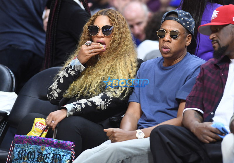 Beyonce snacks on potato chips as Jay Z watches Game 7 of the of the first round of the NBA Western Conference playoffs at the Staples Center Sunday. (Photo by Wally Skalij/Los Angeles Times via Getty Images)