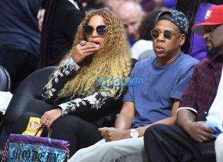 Beyonce snacks on potato chips as Jay Z watches Game 7 of the of the first round of the NBA Western Conference playoffs at the Staples Center Sunday. (Photo by Wally Skalij/Los Angeles Times via Getty Images)