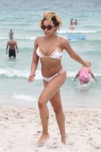 Singer Tinashe is seen showing off her curves on the beach in Miami Beach, Picture by: MCCFL / Splash News
