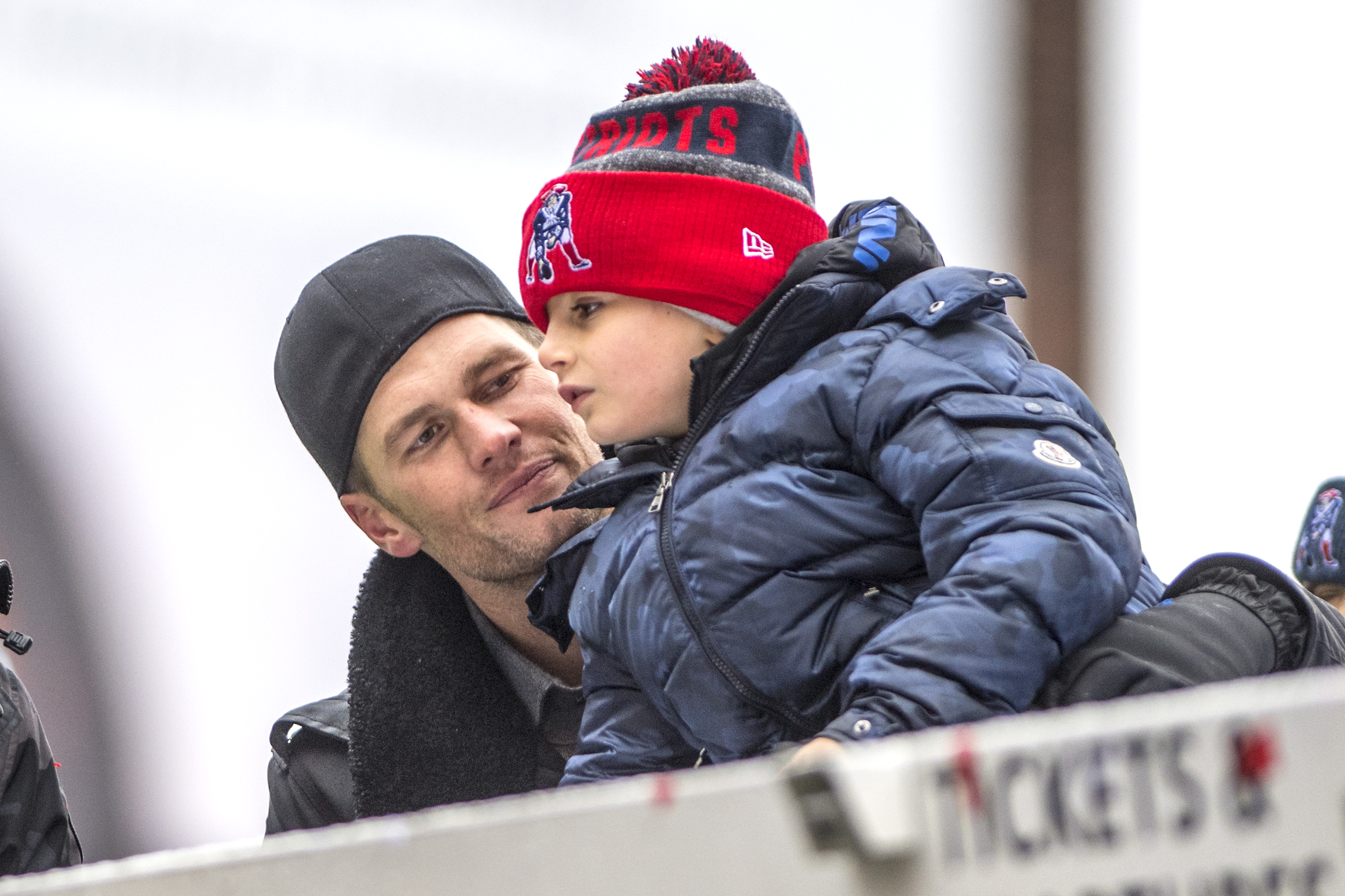 Lfgtom Brady Kisses Son 72 - 3oa1i8v