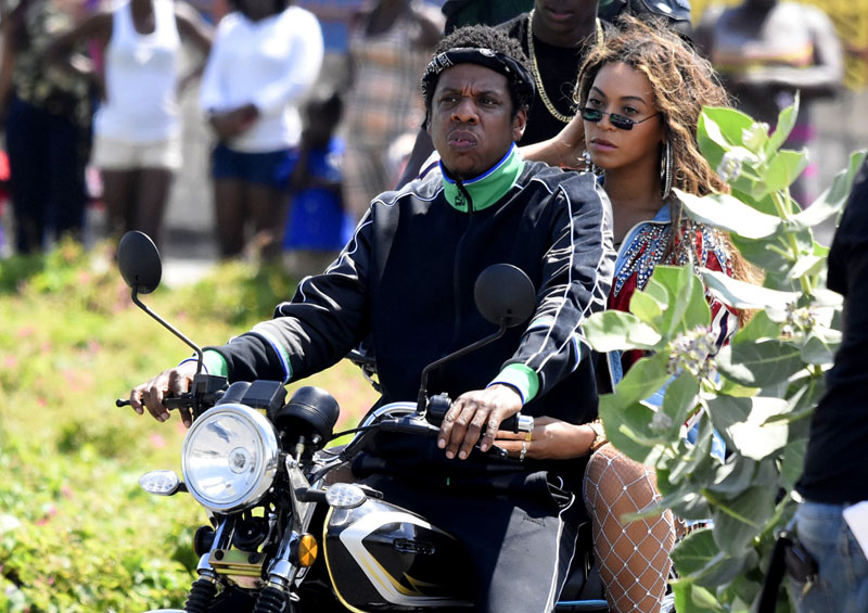 Jay Z And Bey In Jamaica: The Coupled Up Carters Casually Cruise These