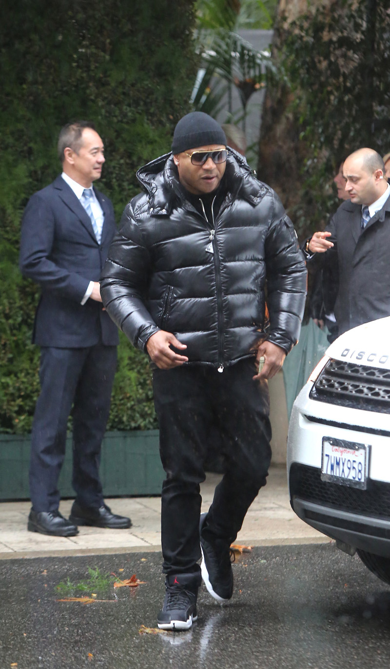 Today LL Cool J was on spirit on giving money !! he Tip the valley guys 20 dollars each and shake hands to them !