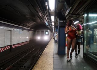 woman throws impromptu b-day bash on subway