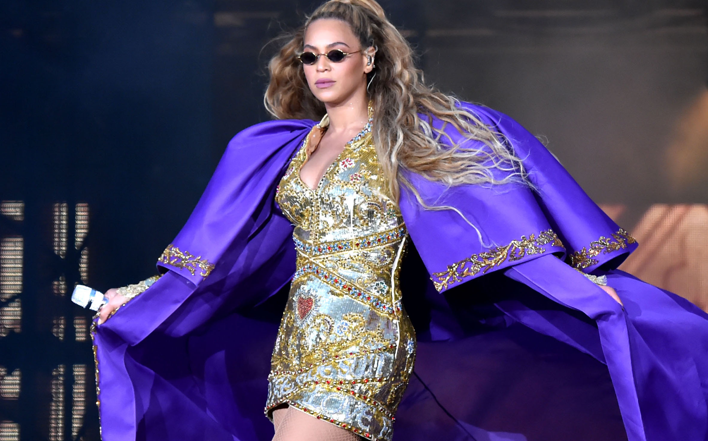 beyonce avoids falling down stairs video