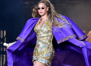 beyonce avoids falling down stairs video