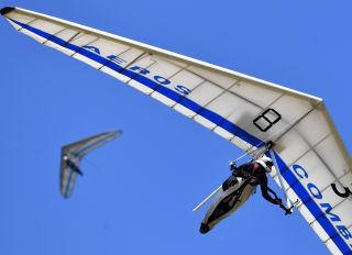watch hang glider hold on for dear life