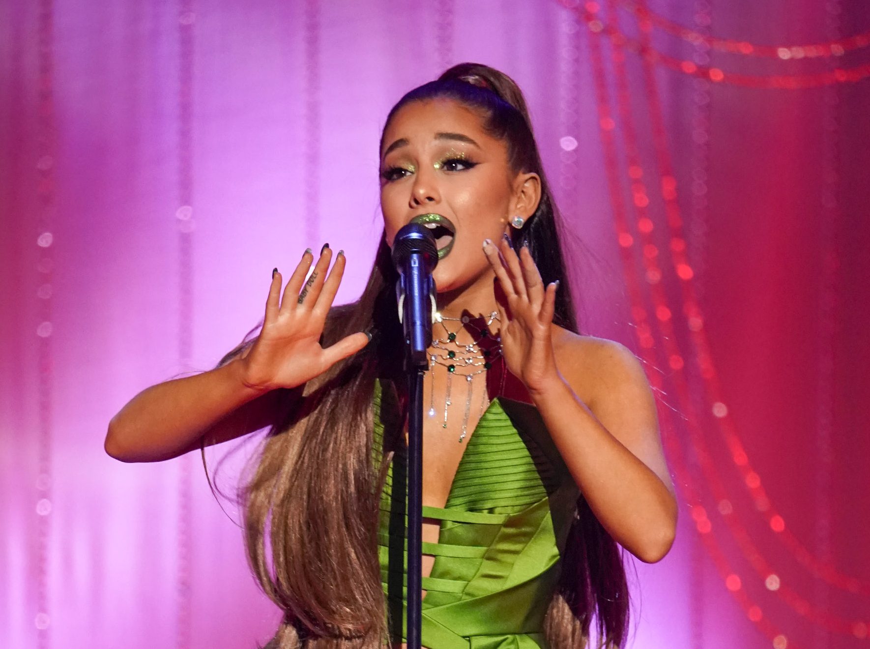 Ariana Grande Is Called Out For Her “blaccent” And Dark Tan Bossip 