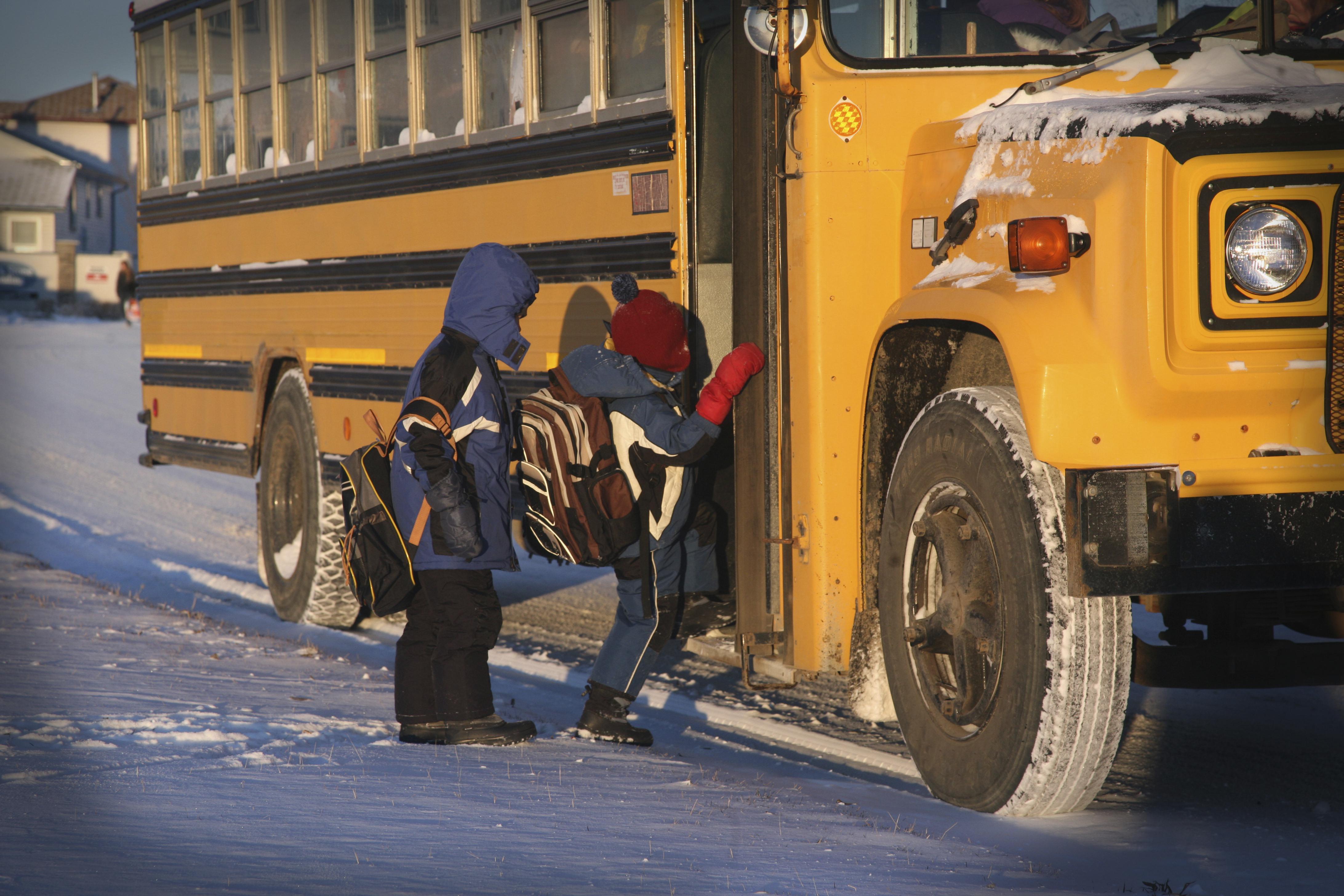 Подвоз детей автобусами. Ребенка высадили из автобуса. Автобус дети зима. Школьный автобус зимой. Школьника высадили из автобуса.