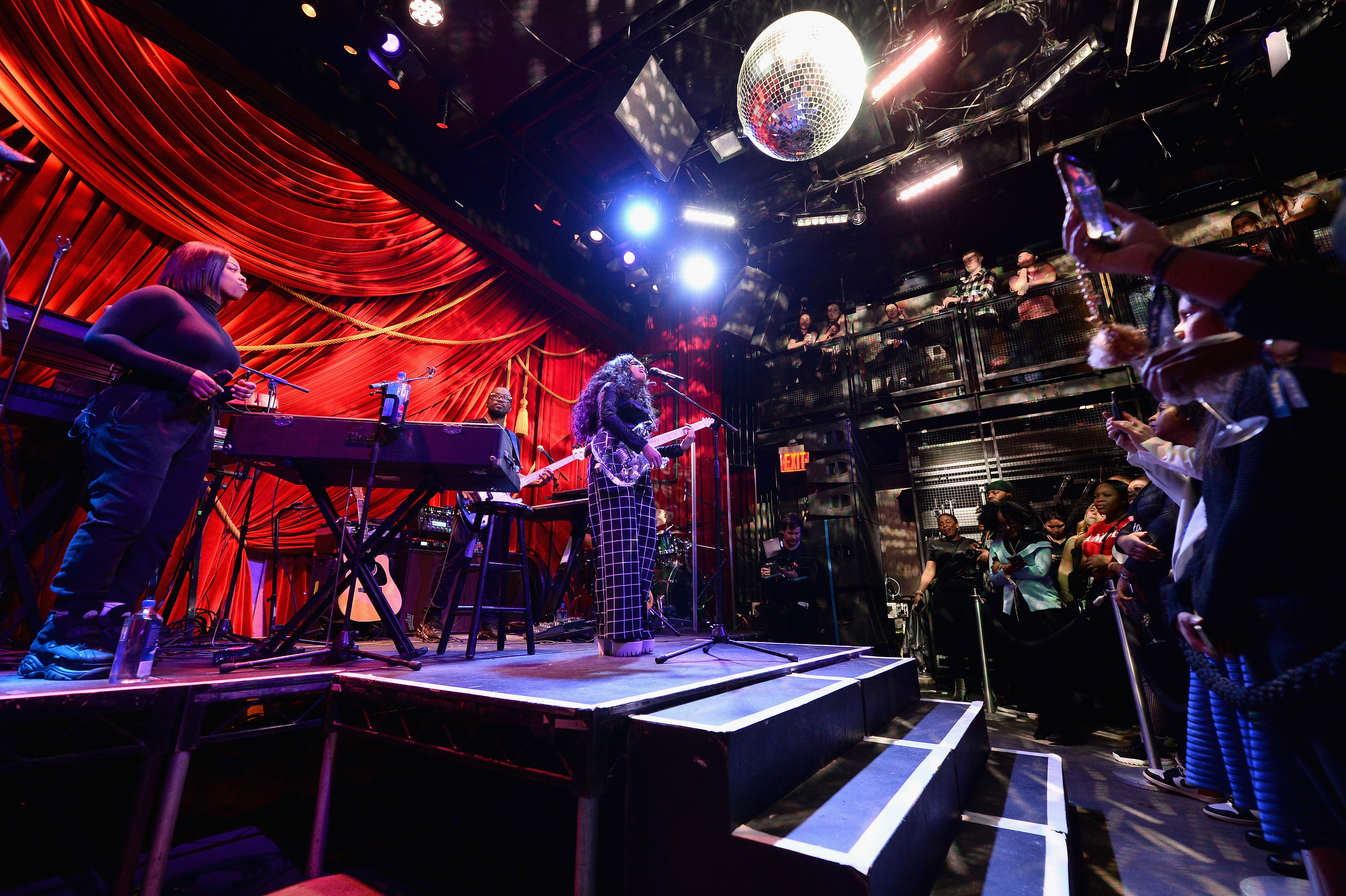 H.E.R Performs at Modcloth