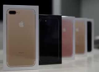 two students tried to cheat apple in counterfeit iphone scheme