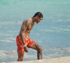 Kyle Oubre Jr. and girlfriend Makena Martine enjoy a Miami beach day