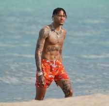 Kyle Oubre Jr. and girlfriend Makena Martine enjoy a Miami beach day