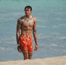 Kyle Oubre Jr. and girlfriend Makena Martine enjoy a Miami beach day