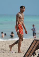 Kyle Oubre Jr. and girlfriend Makena Martine enjoy a Miami beach day